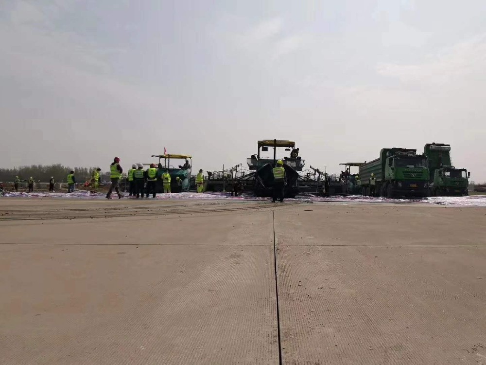 新郑国际机场跑道沥青铺装施工