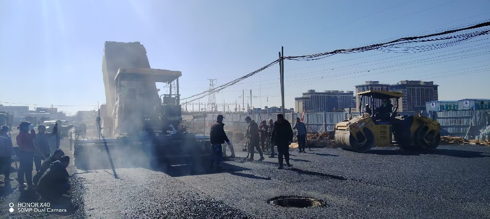 郑州沥青路面施工特殊天气条件下的摊铺
