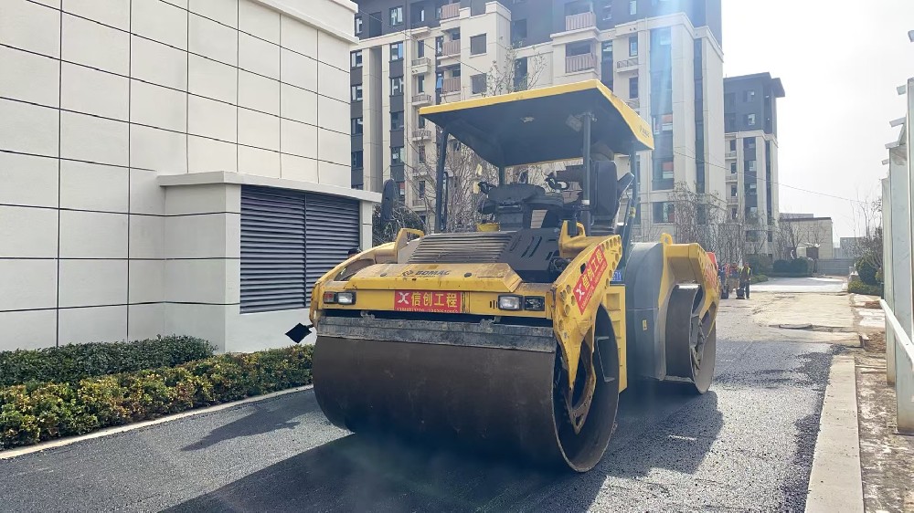 沥青路面施工团队以专业力量助力城市建设