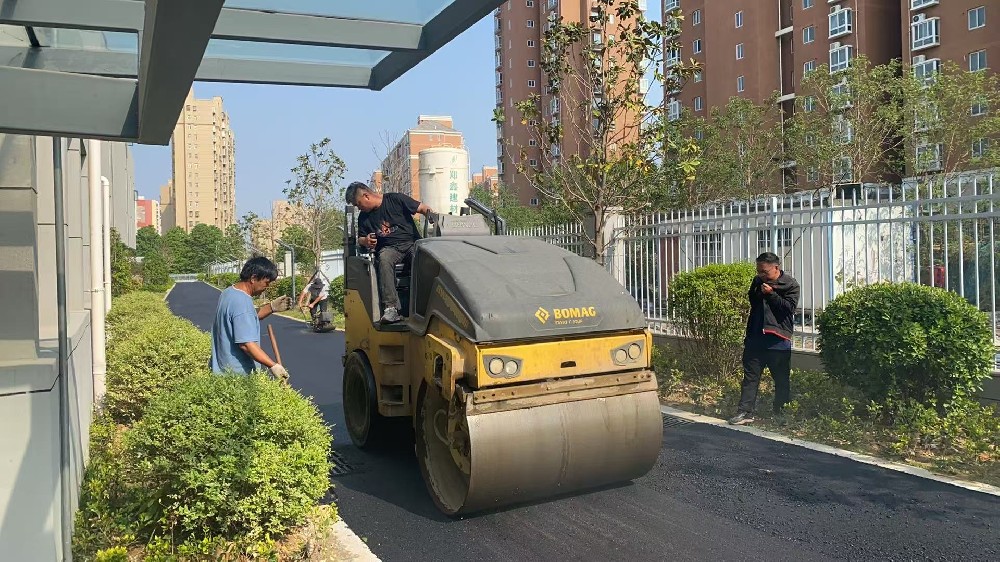 郑州沥青路面施工厂家：诉说城市故事的无声诗人