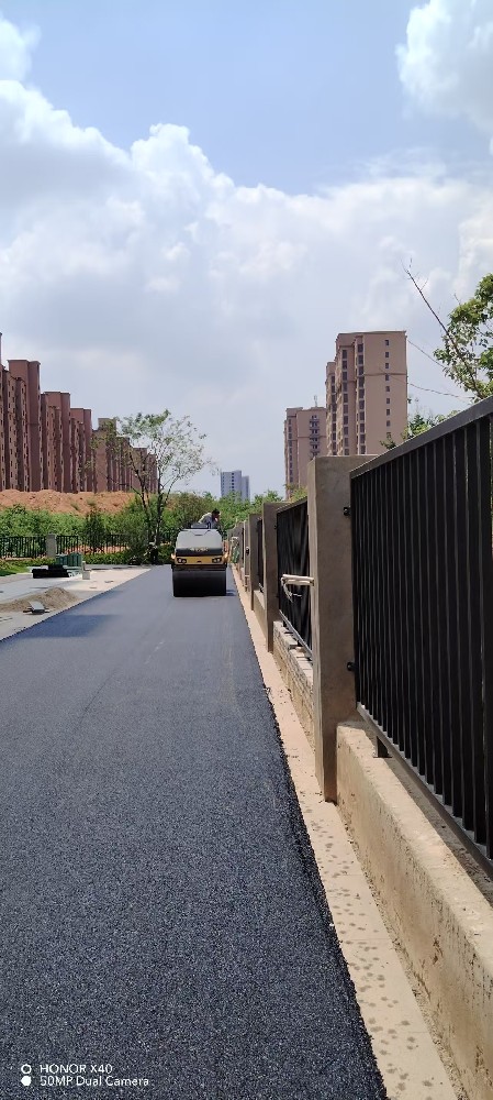 深夜郑州的“铺路交响曲”：为了不堵早高峰，我们和星光为伴