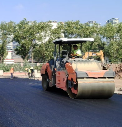 践行绿色理念，打造环保型沥青路面施工典范