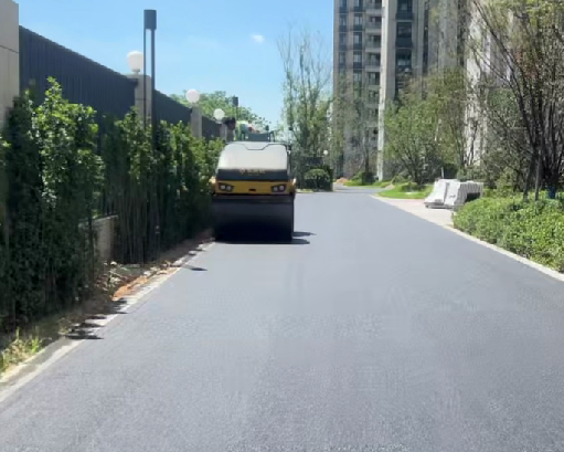 郑州沥青路面施工团队携手共进，共创辉煌未来