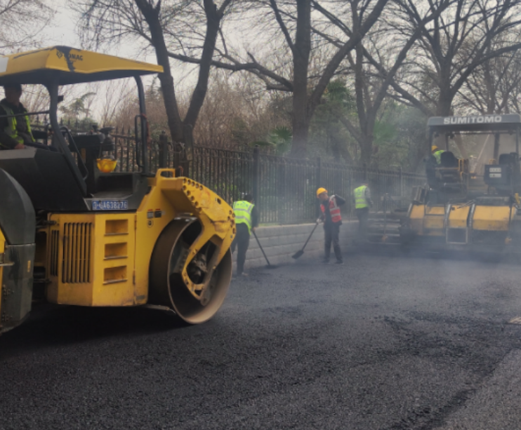 郑州沥青路面的“超级抹平机”怎么干活？